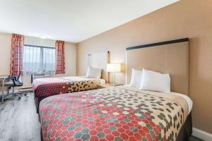 Double Room with Two Double Beds - Non-Smoking room in Econo Lodge Madison