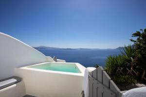 Superior Suite with Hot Tub and Caldera View room in Ducato Di Oia