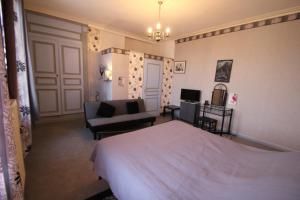 B&B / Chambres d'hotes Domaine Des Roses : Chambre Triple Confort avec Douche