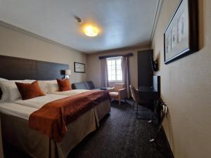 Family Room with sofa bed room in Dr. Holms Hotel