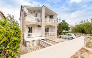 Stunning Apartment In Nin With Kitchen