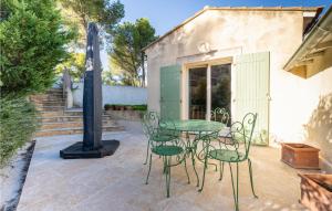 Maisons de vacances Awesome Home In Paradou : photos des chambres
