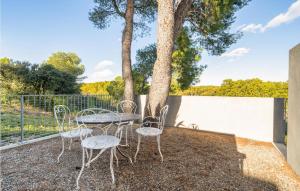 Maisons de vacances Awesome Home In Paradou : photos des chambres