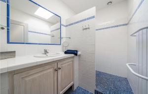 Maisons de vacances Awesome Home In Paradou : Maison de Vacances 2 Chambres