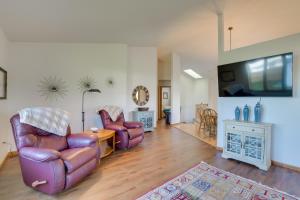 5 Mi to Dtwn: Pet-Friendly Wheatland Twin Home!