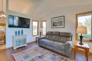 5 Mi to Dtwn: Pet-Friendly Wheatland Twin Home!