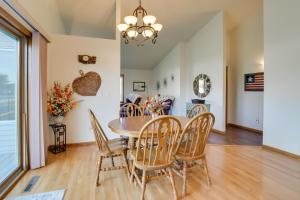 5 Mi to Dtwn: Pet-Friendly Wheatland Twin Home!