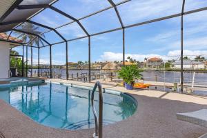Gulf Access, Heated Saltwater Pool, Mini golf, Movie Room, Sleeps 10 - Cape Coral Beach House