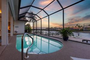 Gulf Access, Heated Saltwater Pool, Mini golf, Movie Room, Sleeps 10 - Cape Coral Beach House