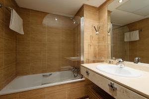 Ground floor holiday apartment with terrace and pool in Puerto Banús, Marbella