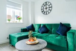 Spacious 4BR Townhouse Free Parking & WiFi - Wicken