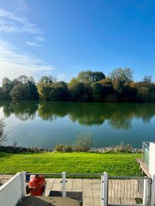 Modern Cotswold Lake House w Hot Tub Views