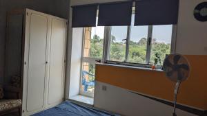 Room in a spacious modernist Apt with views & pool