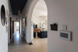 Room in a spacious modernist Apt with views & pool