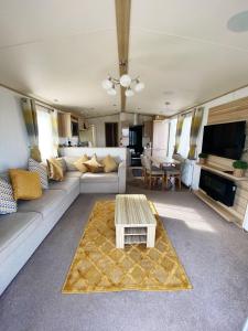 Gorgeous 7 Berth Caravan With Decking And Full Seaviews At Hopton Ref 80053S