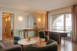 Appartment 4 people with Balcony room in Royal Garden Champs Elysées