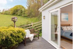 Cosy Beachfront Retreat with Stunning Sea Views & Free Access to a Local Indoor Pool