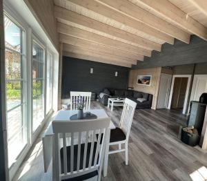 Idyllisches-Blockbohlenhaus-mit-eigenem-Garten-und-Sauna-zum-Wohlfuehlen