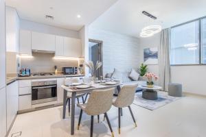 STAY BY LATINEM Luxury 2BR Holiday Home CV A814 near Burj Khalifa