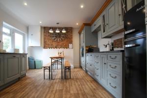 Fairways View - Spacious Apartment - Sleeps 6 - Lovely Views - by Rework Accommodation