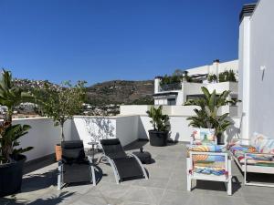 Sunny penthouse beach apartment with panoramic views