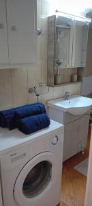 Joannas heart of Athens one BR Charm Balcony view Walk to Tourist Spots