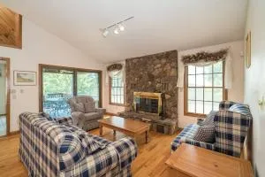PEACEFUL home with Trails, Rolling hills & Lakeside - Prairie du Rocher