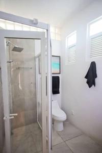 2BR -Water at Mikasa- Fast WIFI, King beds, AC, Near beach, Pool