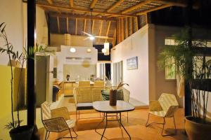 Penthouse -Sky at Mikasa- Fast wifi, King Bed, AC & Pool