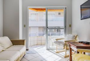 Apto c varanda a 250m da praia de Mariscal CRA304