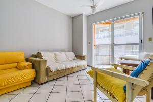 Apto c varanda a 250m da praia de Mariscal CRA304