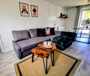 No 7 - Bright, Spacious 3 Bed Home with Parking & WiFi - Cronton