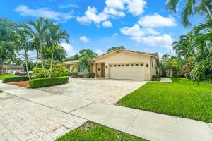 Spacious 4BR3BA pool home, stylishly decorated