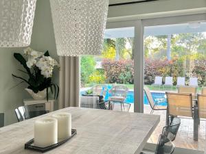 Spacious 4BR3BA pool home, stylishly decorated