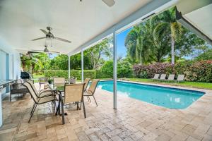 Spacious 4BR3BA pool home, stylishly decorated