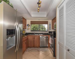 Beautifully updated Sea Woods Condo near main pool and beach access - SC248