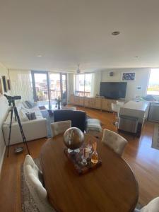 It's Paradise Here, Private Room with Breakfast and 2 cats