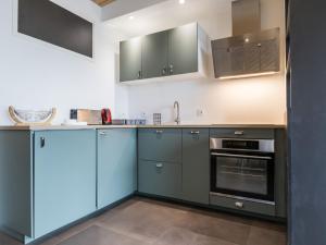 Studio lumineux avec loggia, à 50m de la plage, parking privé, proche commerces et restaurants - FR-1-306-1236