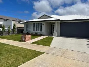 Coastal Hamptons Torquay Getaway - Breamlea