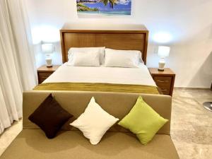 Amazing, luminous studio close to beach and 5th Av