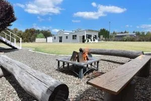 Kulang Retreat in charming Broke with Large Swim Spa and games room suits up to 14 guests - Broke