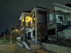 Cheerful 3 Bedroom house with ample parking space. - Kassanda