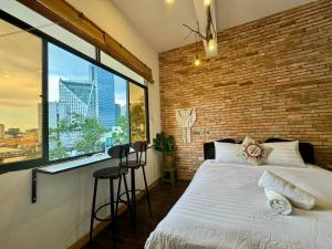 Vibrant Loft-style Apartment City-centre