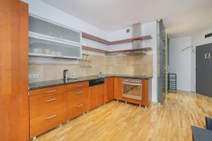 Beautiful & Spacious Strzalowa Apartament near City Centre by Renters