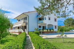 Apartments in House Liveric in Vir at the beach