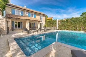 Romantic villa with a large pool surrounded by greenery - by TRAVELER tourist agency Krk ID 2150 