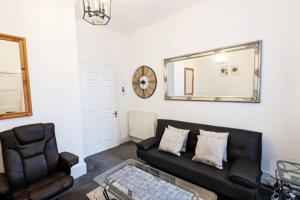 Comfortable West End Flat with Parking Easy Access