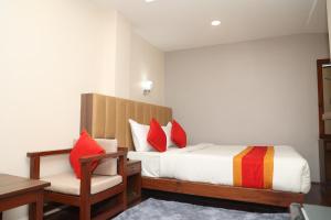 Redstone Regency Hotel
