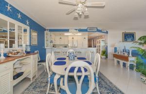 SR201 Surf Racquet Beautiful 3 bedroom 3 bath corner unit.