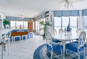 SR201 Surf Racquet Beautiful 3 bedroom 3 bath corner unit.